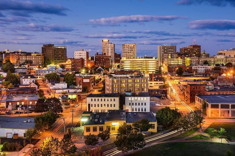 10 Famous Singers from Maine