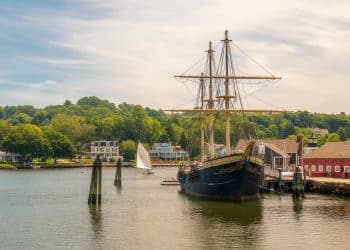 10 Famous Singers from Connecticut