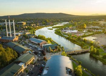 10 Famous Singers from Oregon