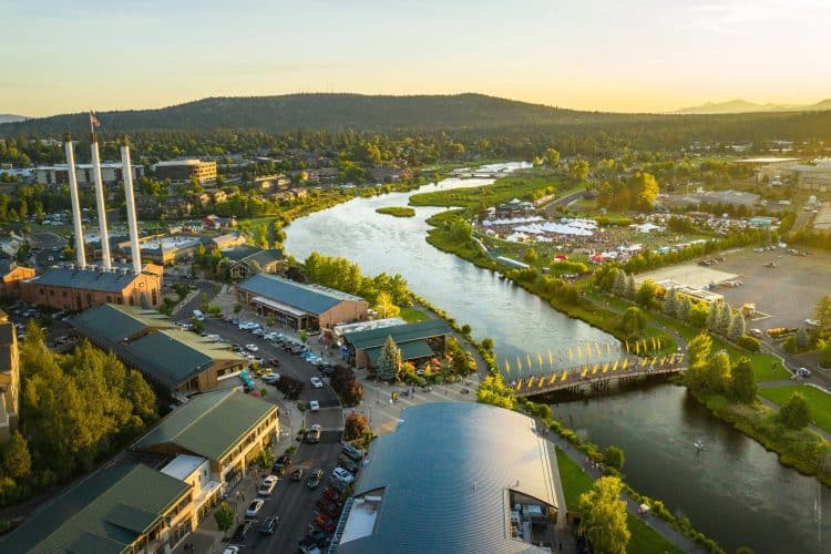 10 Famous Singers from Oregon