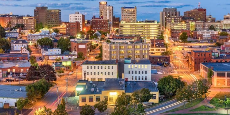 10 Famous Singers from Maine