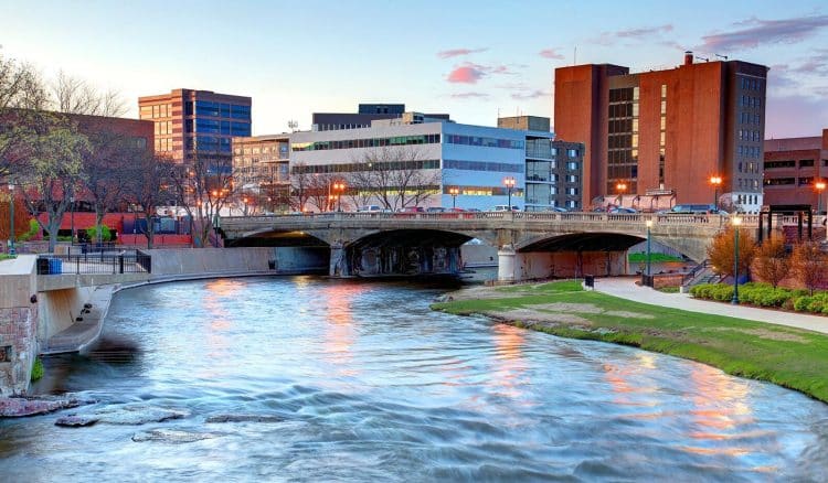 10 Famous Singers from South Dakota