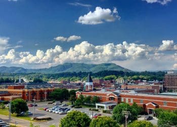 10 Famous Singers from Tennessee