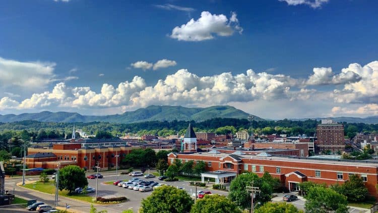 10 Famous Singers from Tennessee