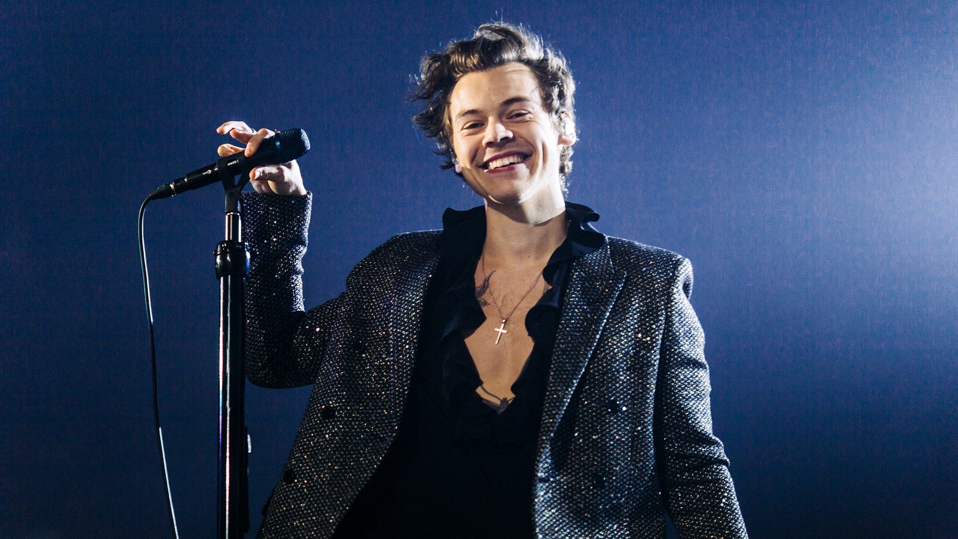Harry Styles Shows Off His Solo-Fashion Style - The Outlook