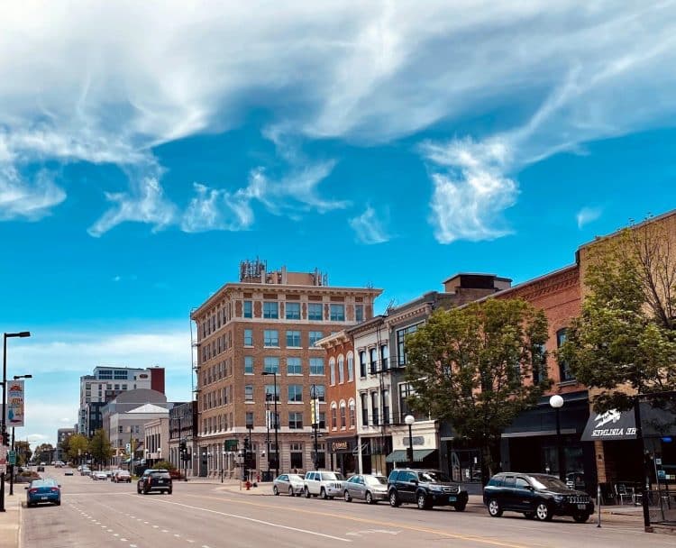 10 Famous Singers from Iowa