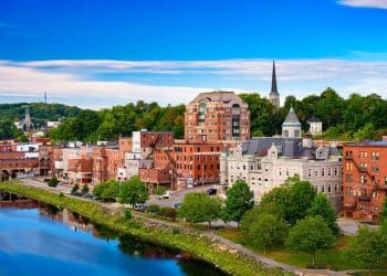 10 Famous Singers from Maine