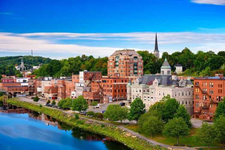 10 Famous Singers from Maine