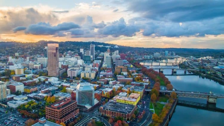 10 Famous Singers from Oregon