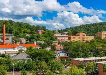 10 Famous Singers from Arkansas