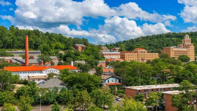 10 Famous Singers from Arkansas