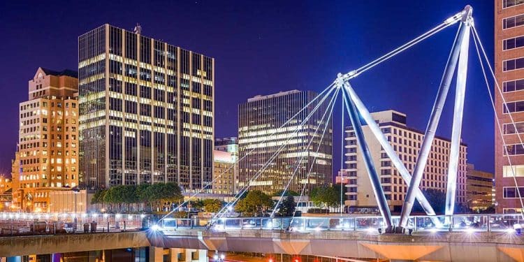 10 Famous Singers from Connecticut