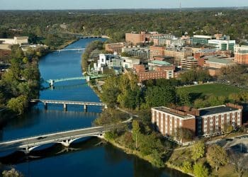 10 Famous Singers from Iowa