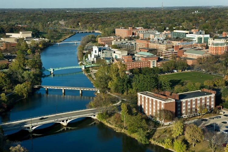 10 Famous Singers from Iowa