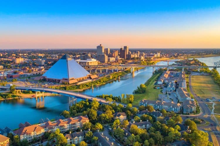 10 Famous Singers from Tennessee