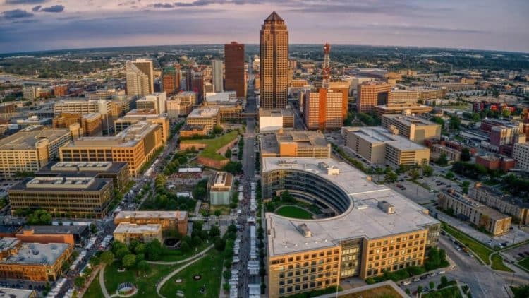 10 Famous Singers from Iowa