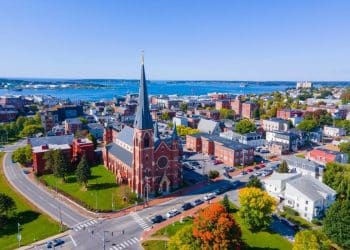 10 Famous Singers from Maine