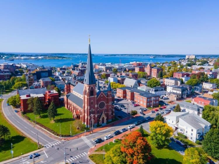 10 Famous Singers from Maine