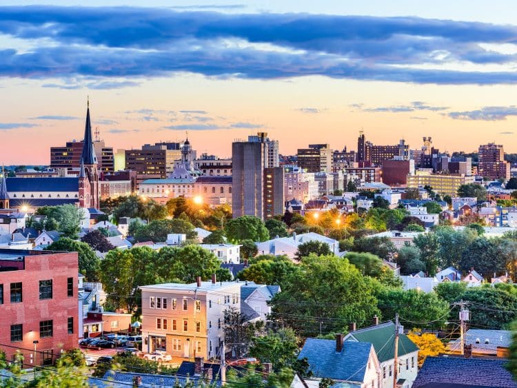 10 Famous Singers from Maine