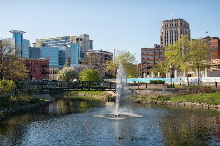 10 Famous Singers from Michigan