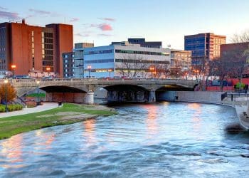 10 Famous Singers from South Dakota