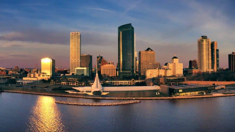 10 Famous Singers from Wisconsin