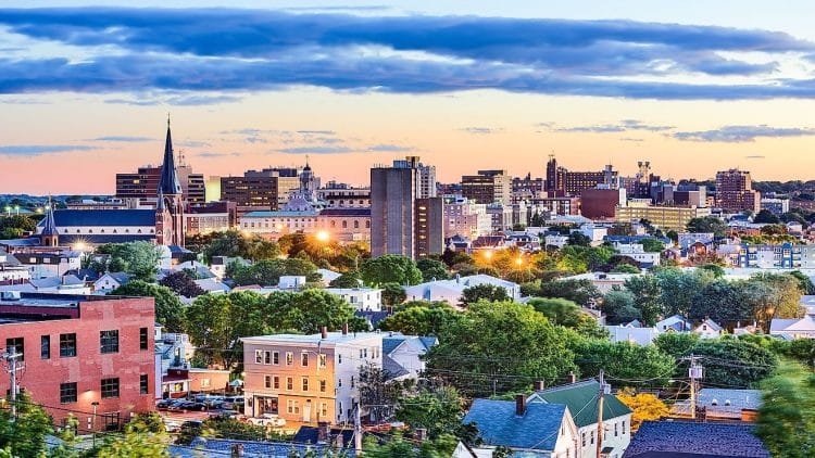 10 Famous Singers from Maine