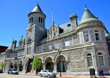 10 Famous Singers from Maine