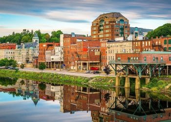 10 Famous Singers from Maine