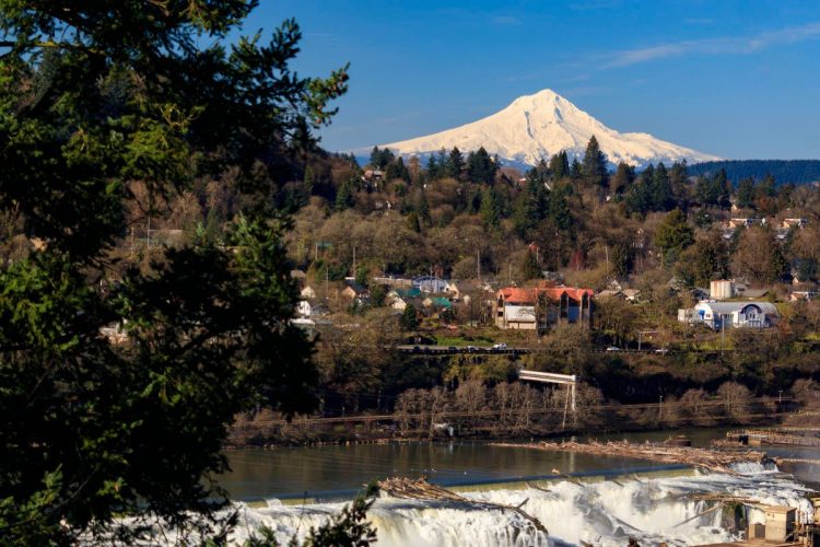 10 Famous Singers from Oregon