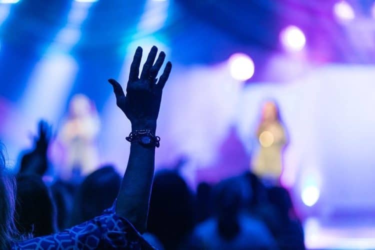 10 Best Worship Songs of All Time - Singersroom.com