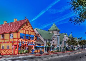 10 Famous Singers from California