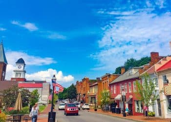 10 Famous Singers from Tennessee