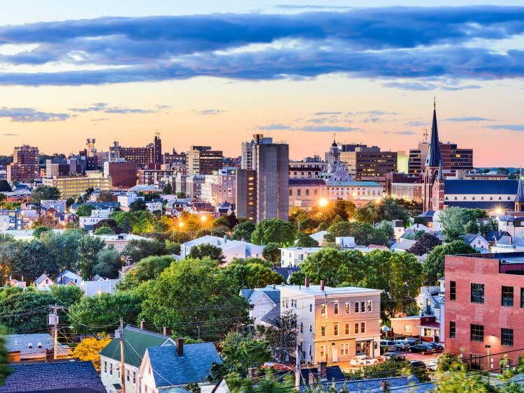 10 Famous Singers from Maine