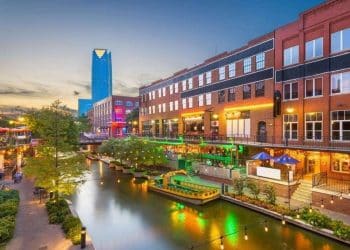 10 Famous Singers from Oklahoma