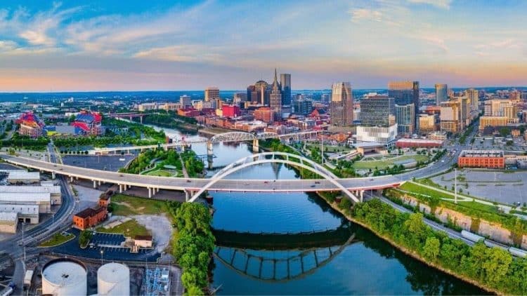 10 Famous Singers from Tennessee