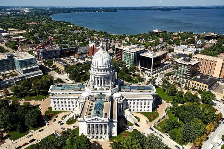 10 Famous Singers from Wisconsin