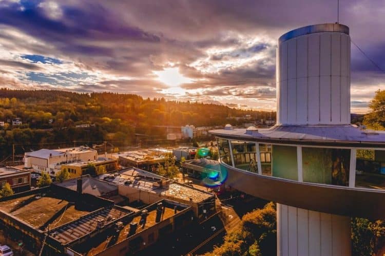 10 Famous Singers from Oregon