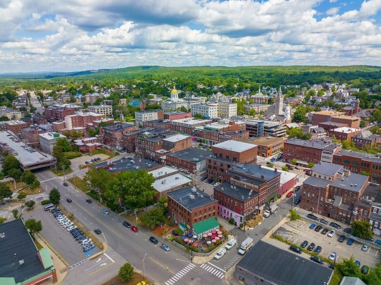 10 Famous Singers from New Hampshire