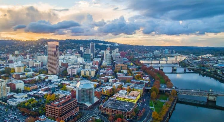 10 Famous Singers from Oregon