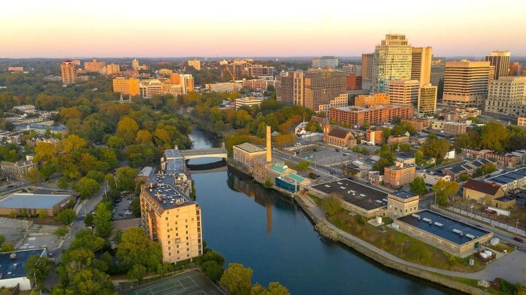 10 Famous Singers from Delaware