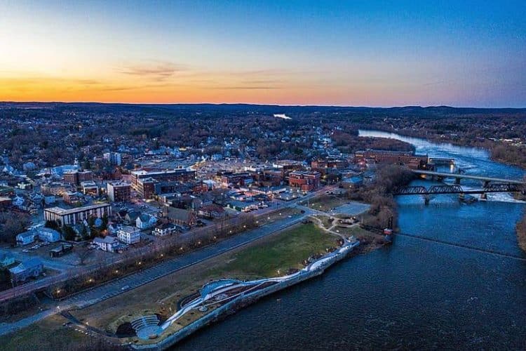 10 Famous Singers from Maine