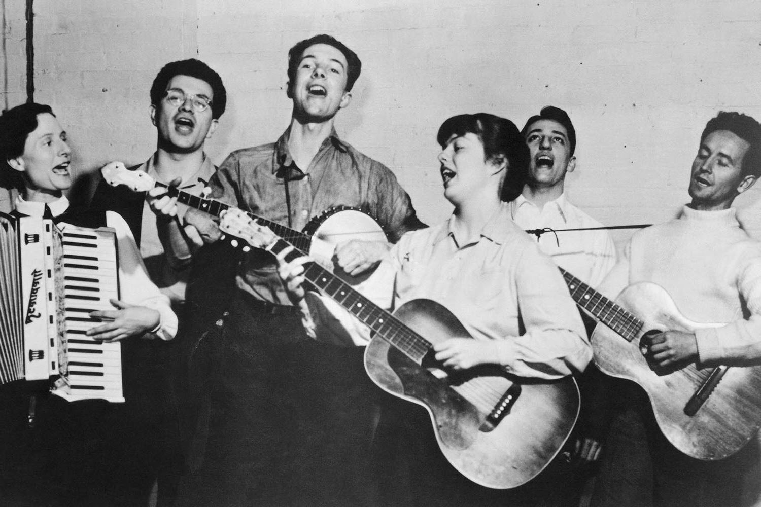 15 Best Folk Music Singers of All Time - Singersroom.com