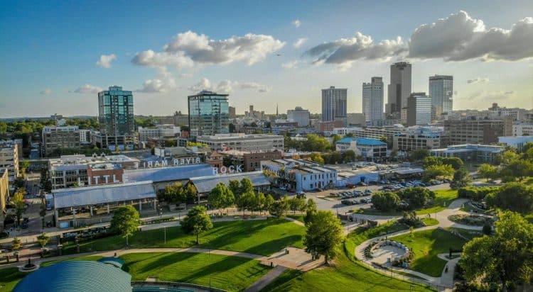 10 Famous Singers from Arkansas