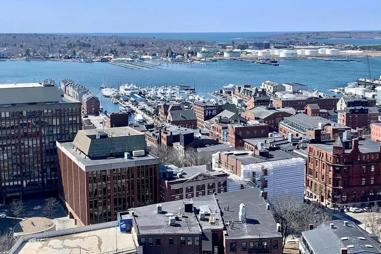 10 Famous Singers from Maine - Singersroom.com