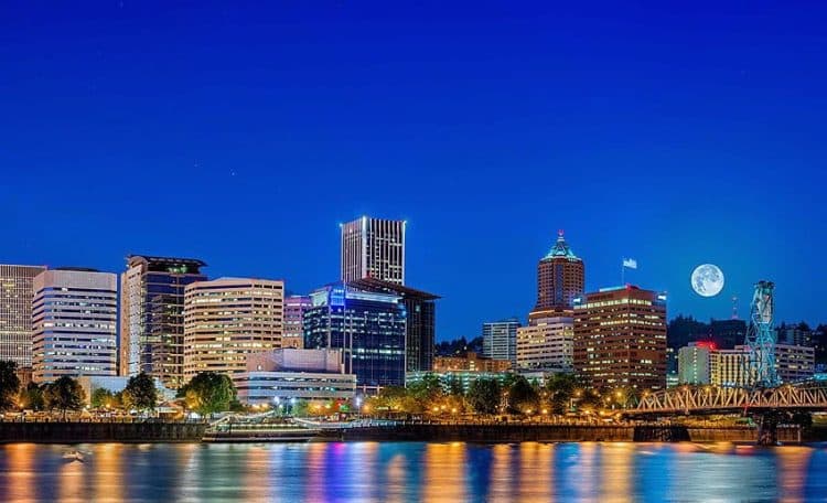 10 Famous Singers from Maine