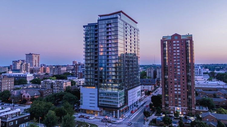 10 Famous Singers from Wisconsin