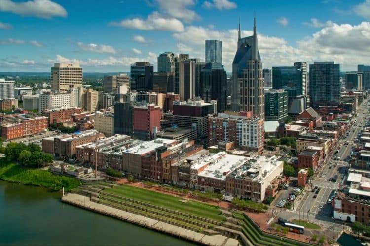 10 Famous Singers from Tennessee