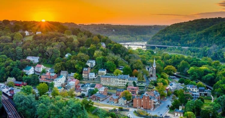 10 Famous Singers from West Virginia