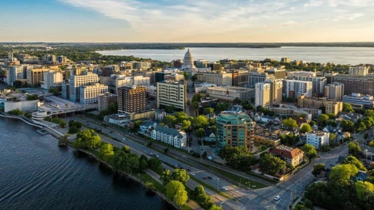 10 Famous Singers from Wisconsin